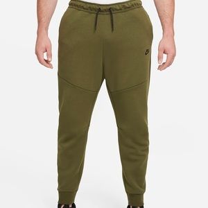 Nike Men’s Tech Fleece Taper Leg Pants - New